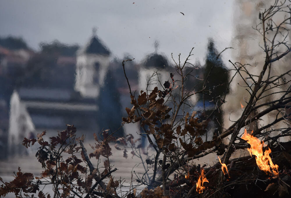 <p>Kako je proteklo današnje nalaganje badnjak ispred hrama Hristovog vaskrsenja u Podgorici možete vidjeti u galerijama naših fotoreportera Borisa Pejovića i Luke Zekovića</p>