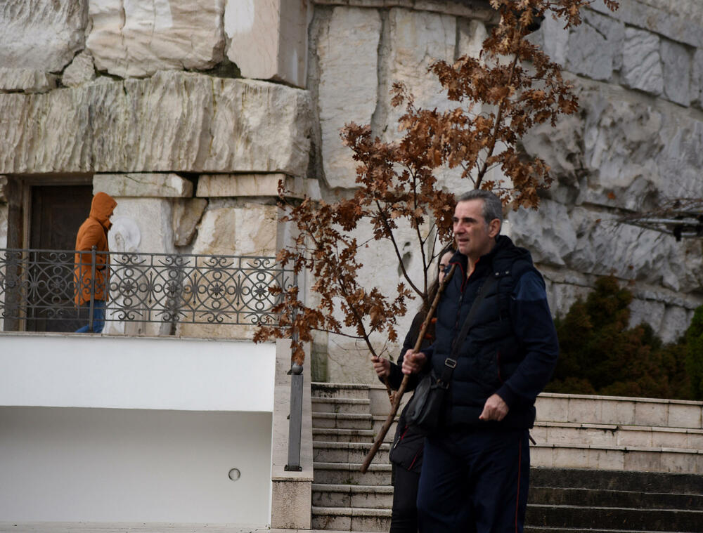 <p>Kako je proteklo današnje nalaganje badnjak ispred hrama Hristovog vaskrsenja u Podgorici možete vidjeti u galerijama naših fotoreportera Borisa Pejovića i Luke Zekovića</p>