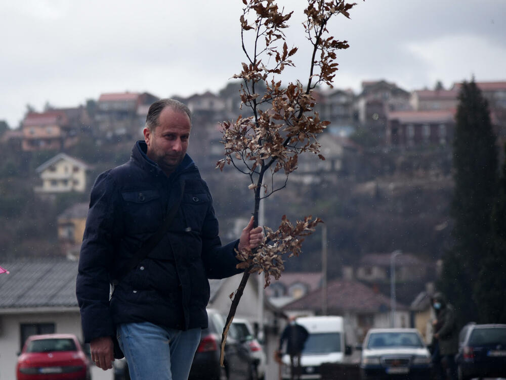 <p>Kako je proteklo današnje nalaganje badnjak ispred hrama Hristovog vaskrsenja u Podgorici možete vidjeti u galerijama naših fotoreportera Borisa Pejovića i Luke Zekovića</p>