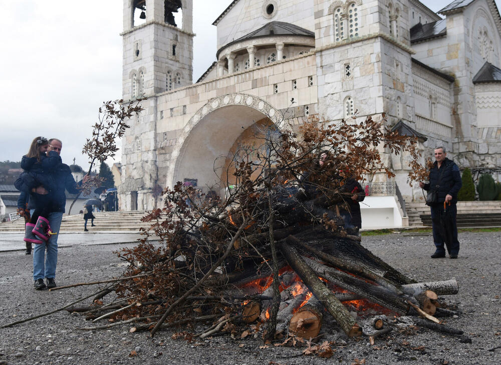 <p>Kako je proteklo današnje nalaganje badnjak ispred hrama Hristovog vaskrsenja u Podgorici možete vidjeti u galerijama naših fotoreportera Borisa Pejovića i Luke Zekovića</p>