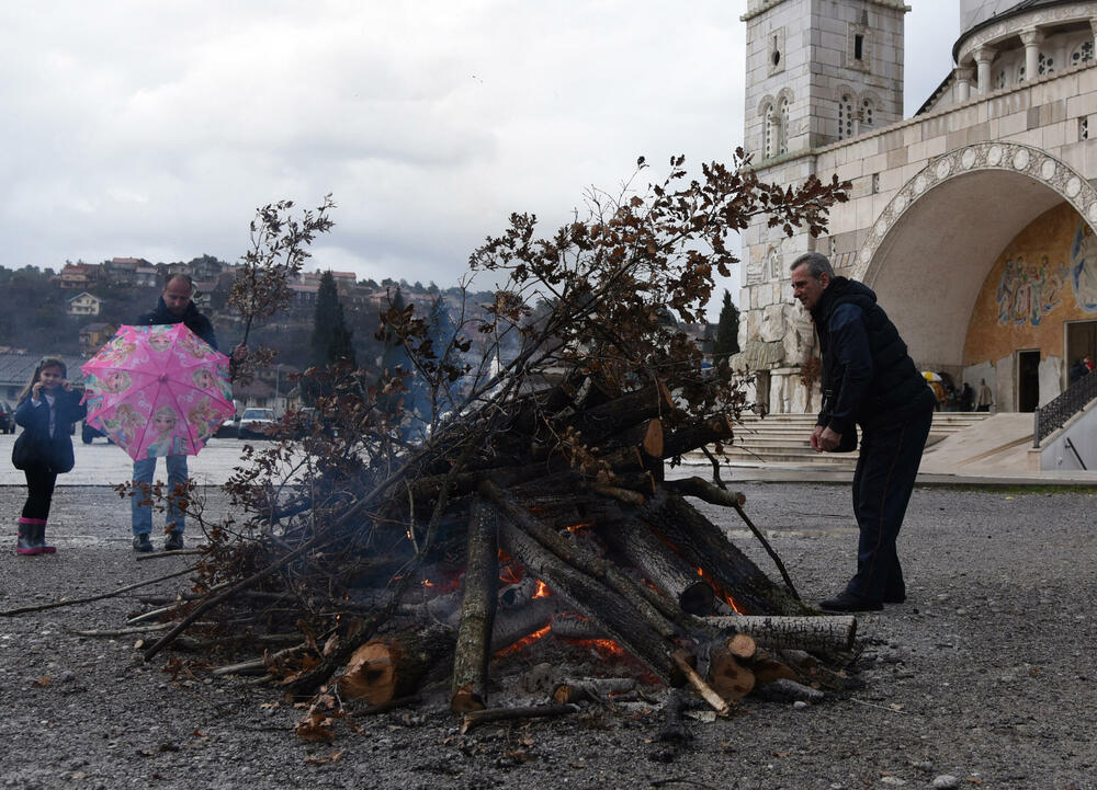 <p>Kako je proteklo današnje nalaganje badnjak ispred hrama Hristovog vaskrsenja u Podgorici možete vidjeti u galerijama naših fotoreportera Borisa Pejovića i Luke Zekovića</p>