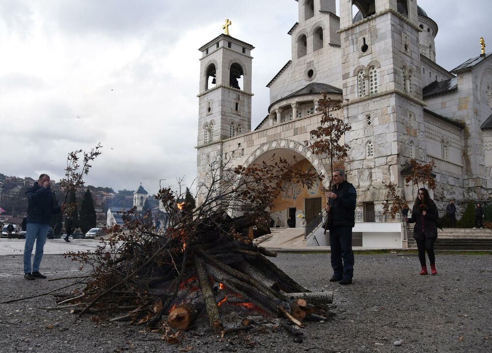 <p>Kako je proteklo današnje nalaganje badnjak ispred hrama Hristovog vaskrsenja u Podgorici možete vidjeti u galerijama naših fotoreportera Borisa Pejovića i Luke Zekovića</p>