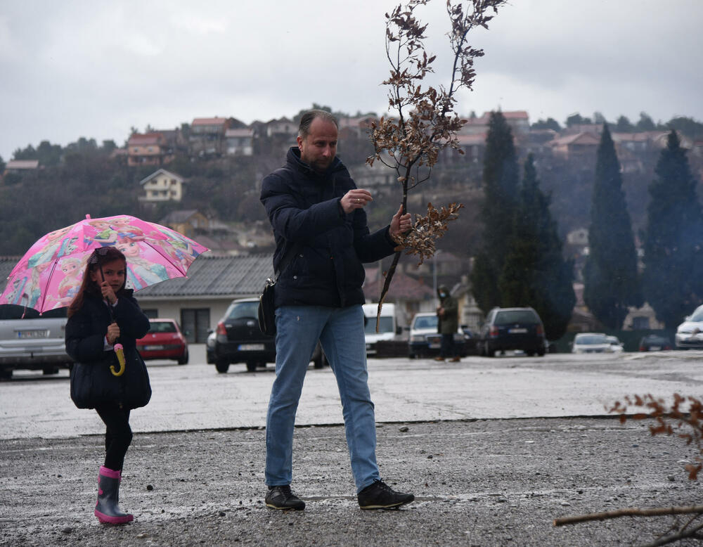 <p>Kako je proteklo današnje nalaganje badnjak ispred hrama Hristovog vaskrsenja u Podgorici možete vidjeti u galerijama naših fotoreportera Borisa Pejovića i Luke Zekovića</p>