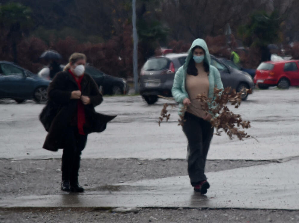 <p>Kako je proteklo današnje nalaganje badnjak ispred hrama Hristovog vaskrsenja u Podgorici možete vidjeti u galerijama naših fotoreportera Borisa Pejovića i Luke Zekovića</p>