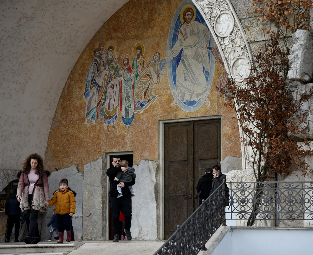 <p>Kako je proteklo današnje nalaganje badnjak ispred hrama Hristovog vaskrsenja u Podgorici možete vidjeti u galerijama naših fotoreportera Borisa Pejovića i Luke Zekovića</p>