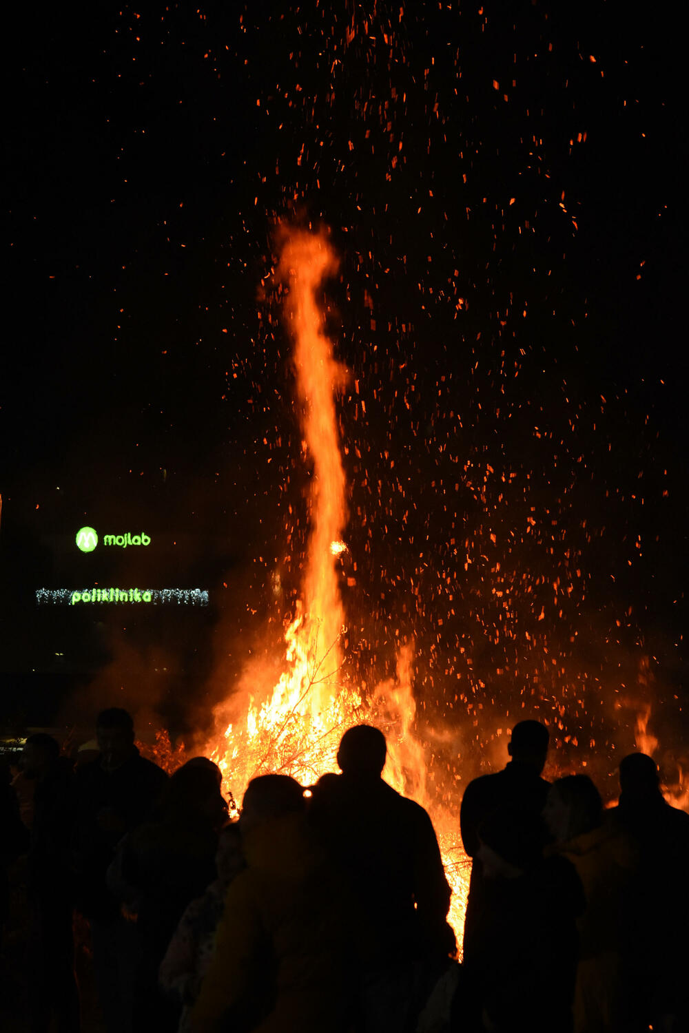 <p>Kako je proteklo današnje nalaganje badnjak ispred hrama Hristovog vaskrsenja u Podgorici možete vidjeti u galerijama naših fotoreportera Borisa Pejovića i Luke Zekovića</p>