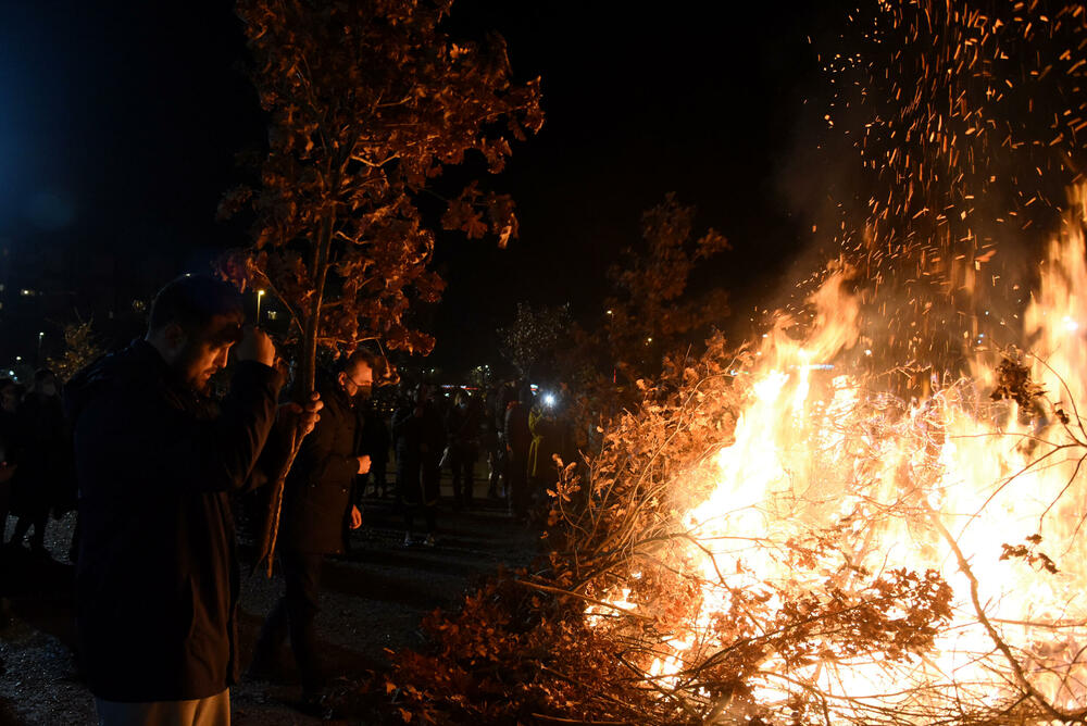 <p>Kako je proteklo današnje nalaganje badnjak ispred hrama Hristovog vaskrsenja u Podgorici možete vidjeti u galerijama naših fotoreportera Borisa Pejovića i Luke Zekovića</p>