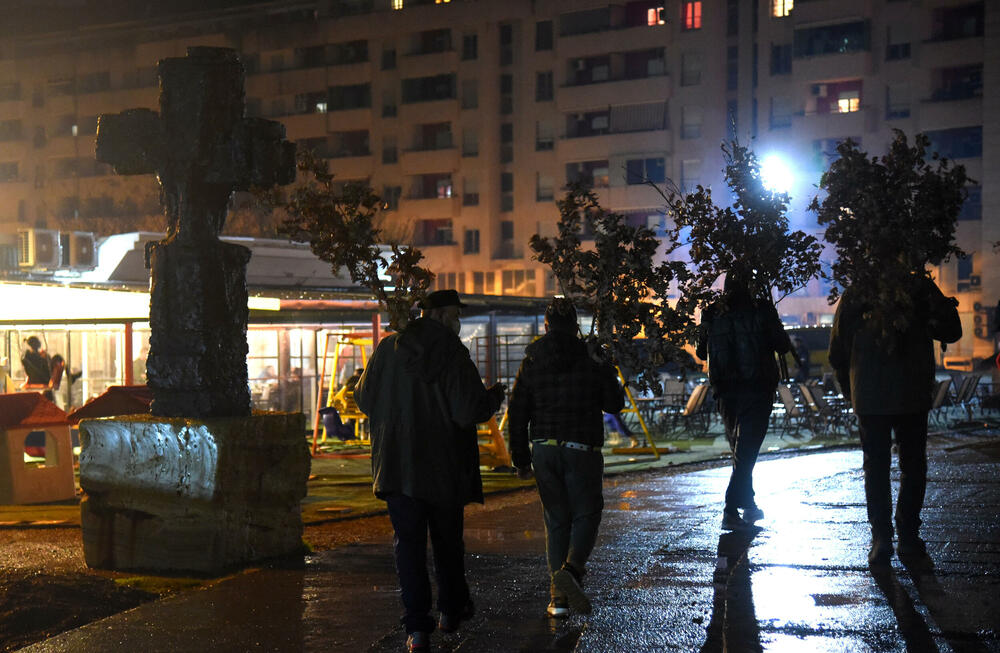 <p>Kako je proteklo današnje nalaganje badnjak ispred hrama Hristovog vaskrsenja u Podgorici možete vidjeti u galerijama naših fotoreportera Borisa Pejovića i Luke Zekovića</p>