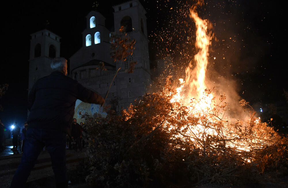 <p>Kako je proteklo današnje nalaganje badnjak ispred hrama Hristovog vaskrsenja u Podgorici možete vidjeti u galerijama naših fotoreportera Borisa Pejovića i Luke Zekovića</p>