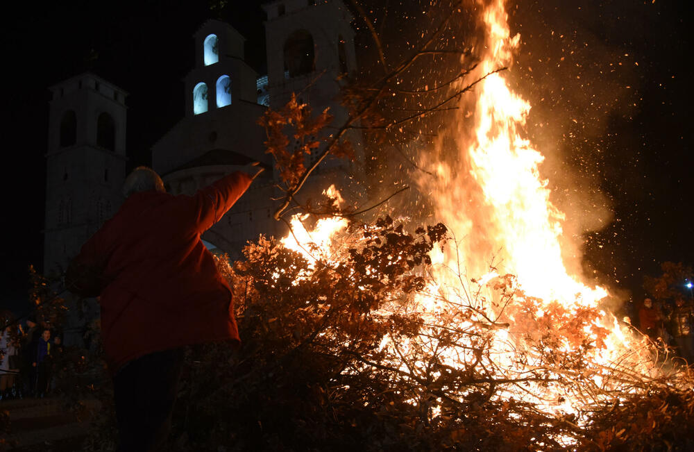 <p>Kako je proteklo današnje nalaganje badnjak ispred hrama Hristovog vaskrsenja u Podgorici možete vidjeti u galerijama naših fotoreportera Borisa Pejovića i Luke Zekovića</p>