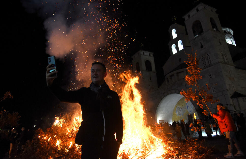 <p>Kako je proteklo današnje nalaganje badnjak ispred hrama Hristovog vaskrsenja u Podgorici možete vidjeti u galerijama naših fotoreportera Borisa Pejovića i Luke Zekovića</p>