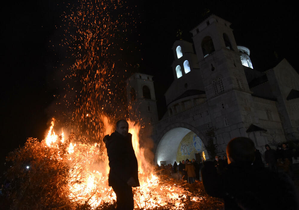 <p>Kako je proteklo današnje nalaganje badnjak ispred hrama Hristovog vaskrsenja u Podgorici možete vidjeti u galerijama naših fotoreportera Borisa Pejovića i Luke Zekovića</p>