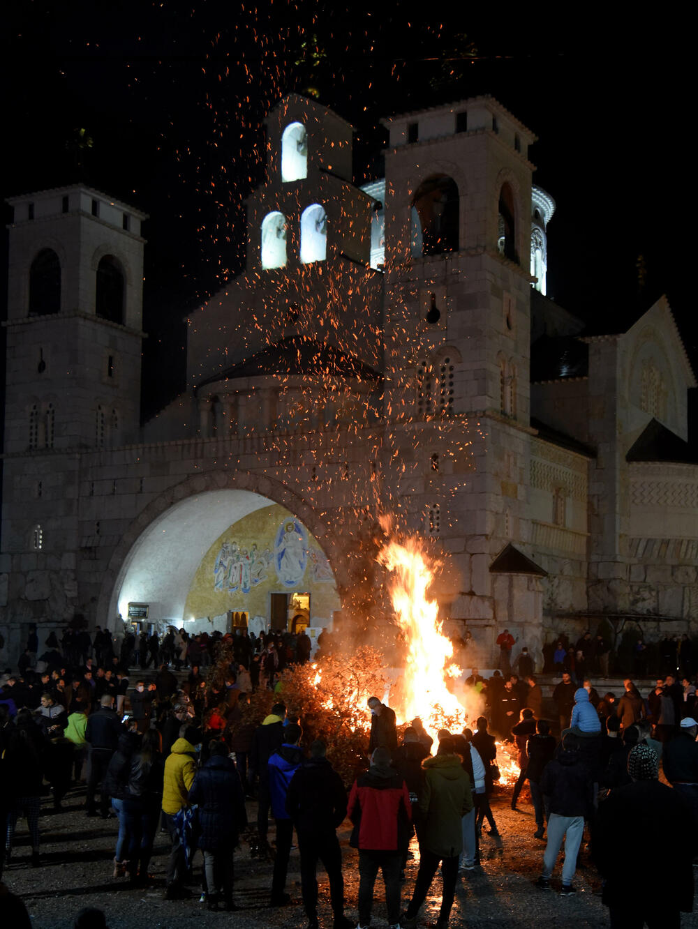 <p>Kako je proteklo današnje nalaganje badnjak ispred hrama Hristovog vaskrsenja u Podgorici možete vidjeti u galerijama naših fotoreportera Borisa Pejovića i Luke Zekovića</p>