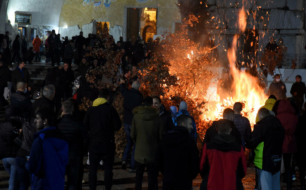 <p>Kako je proteklo današnje nalaganje badnjak ispred hrama Hristovog vaskrsenja u Podgorici možete vidjeti u galerijama naših fotoreportera Borisa Pejovića i Luke Zekovića</p>