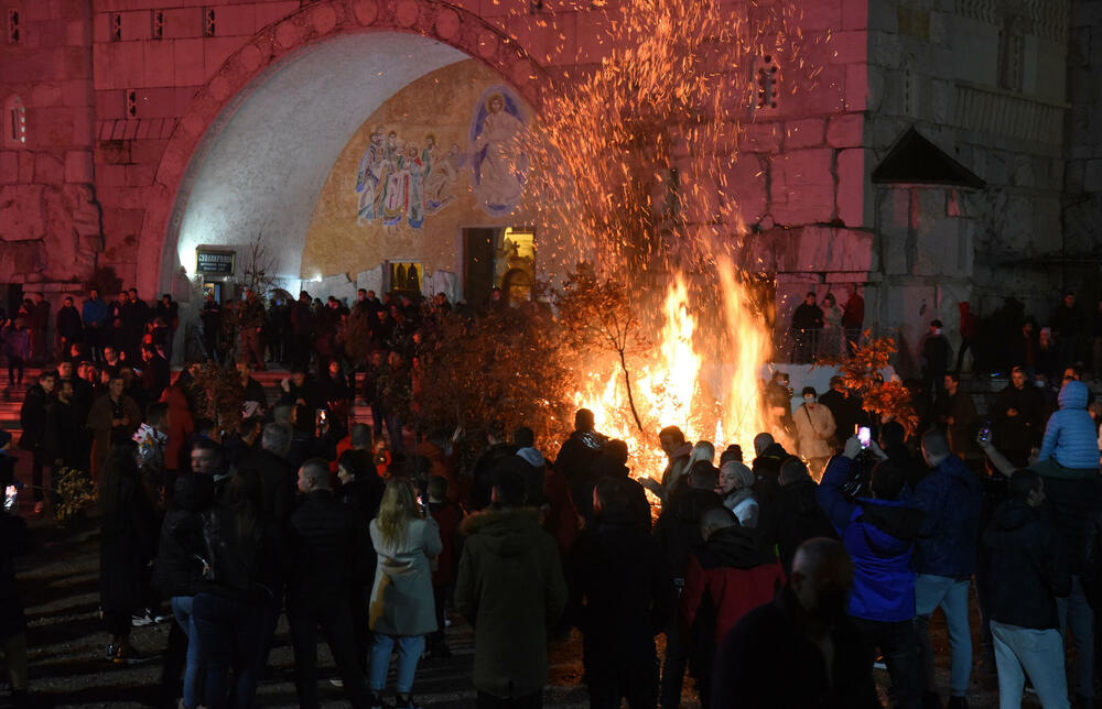 <p>Kako je proteklo današnje nalaganje badnjak ispred hrama Hristovog vaskrsenja u Podgorici možete vidjeti u galerijama naših fotoreportera Borisa Pejovića i Luke Zekovića</p>