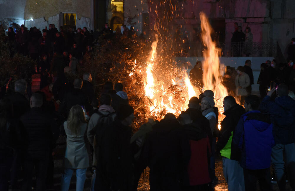 <p>Kako je proteklo današnje nalaganje badnjak ispred hrama Hristovog vaskrsenja u Podgorici možete vidjeti u galerijama naših fotoreportera Borisa Pejovića i Luke Zekovića</p>