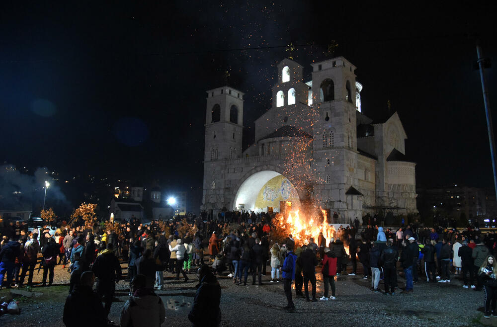 <p>Kako je proteklo današnje nalaganje badnjak ispred hrama Hristovog vaskrsenja u Podgorici možete vidjeti u galerijama naših fotoreportera Borisa Pejovića i Luke Zekovića</p>