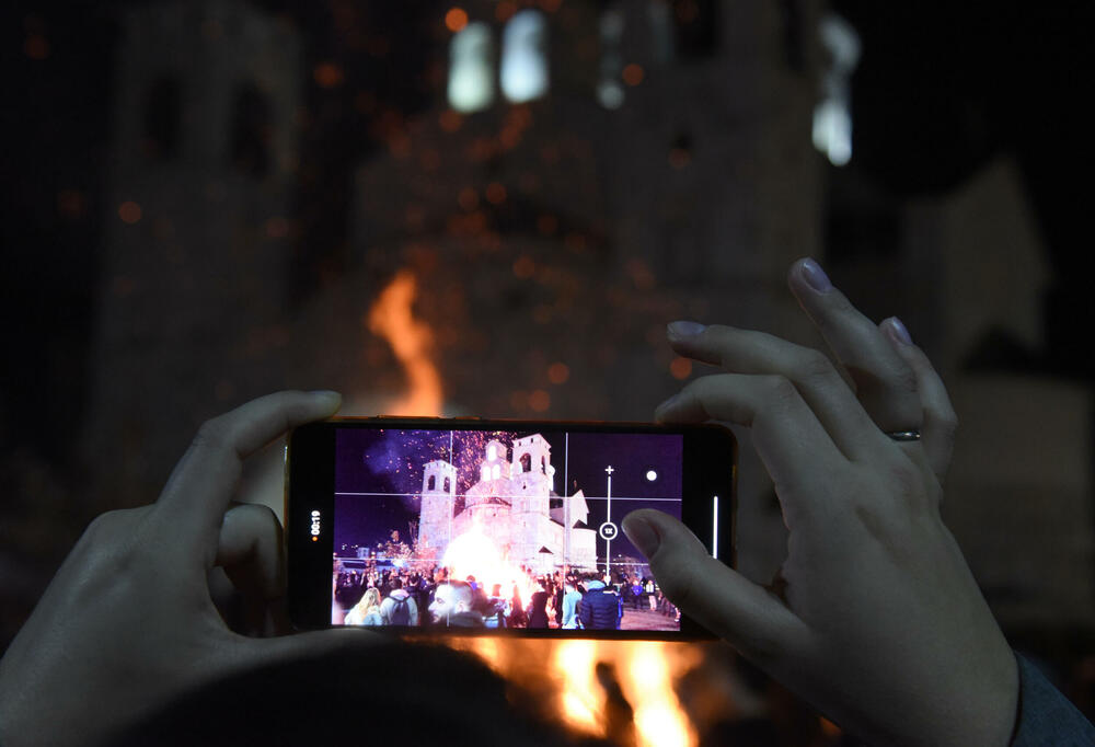 <p>Kako je proteklo današnje nalaganje badnjak ispred hrama Hristovog vaskrsenja u Podgorici možete vidjeti u galerijama naših fotoreportera Borisa Pejovića i Luke Zekovića</p>