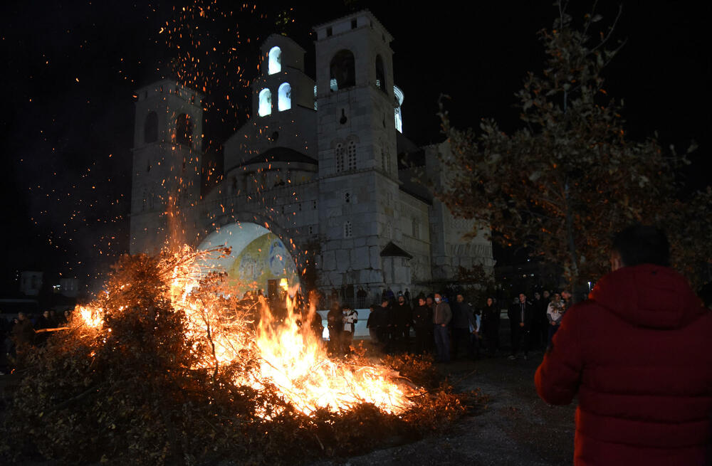 <p>Kako je proteklo današnje nalaganje badnjak ispred hrama Hristovog vaskrsenja u Podgorici možete vidjeti u galerijama naših fotoreportera Borisa Pejovića i Luke Zekovića</p>