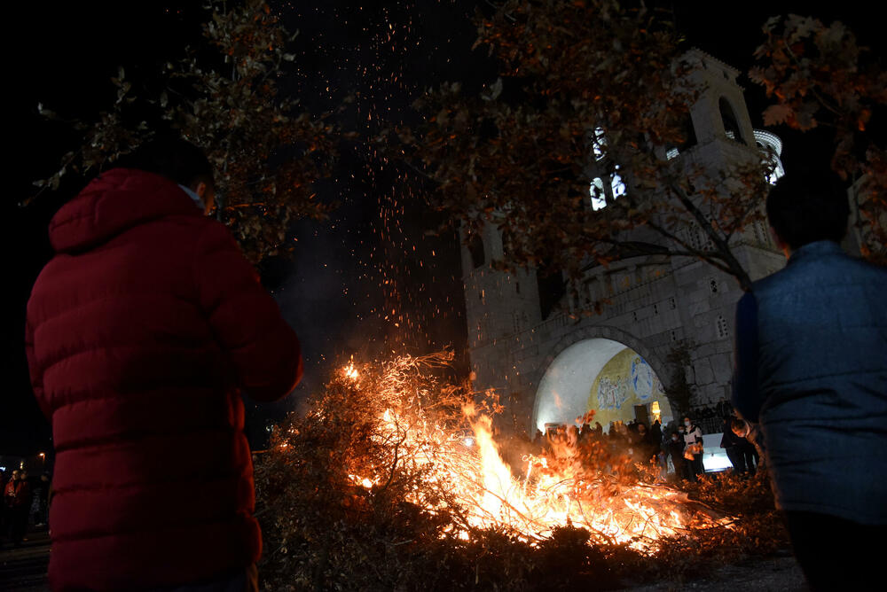 <p>Kako je proteklo današnje nalaganje badnjak ispred hrama Hristovog vaskrsenja u Podgorici možete vidjeti u galerijama naših fotoreportera Borisa Pejovića i Luke Zekovića</p>