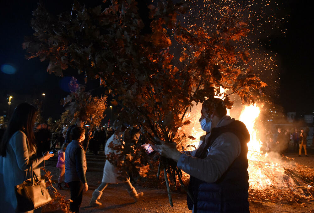 <p>Kako je proteklo današnje nalaganje badnjak ispred hrama Hristovog vaskrsenja u Podgorici možete vidjeti u galerijama naših fotoreportera Borisa Pejovića i Luke Zekovića</p>