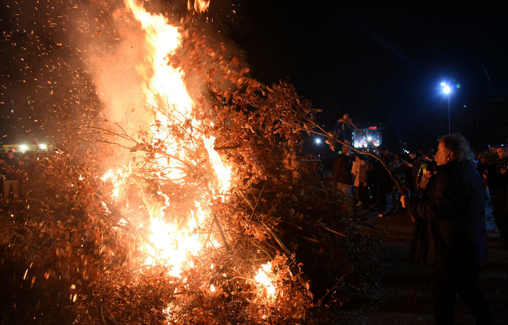 <p>Kako je proteklo današnje nalaganje badnjak ispred hrama Hristovog vaskrsenja u Podgorici možete vidjeti u galerijama naših fotoreportera Borisa Pejovića i Luke Zekovića</p>