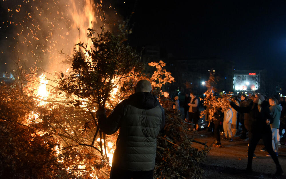 <p>Kako je proteklo današnje nalaganje badnjak ispred hrama Hristovog vaskrsenja u Podgorici možete vidjeti u galerijama naših fotoreportera Borisa Pejovića i Luke Zekovića</p>