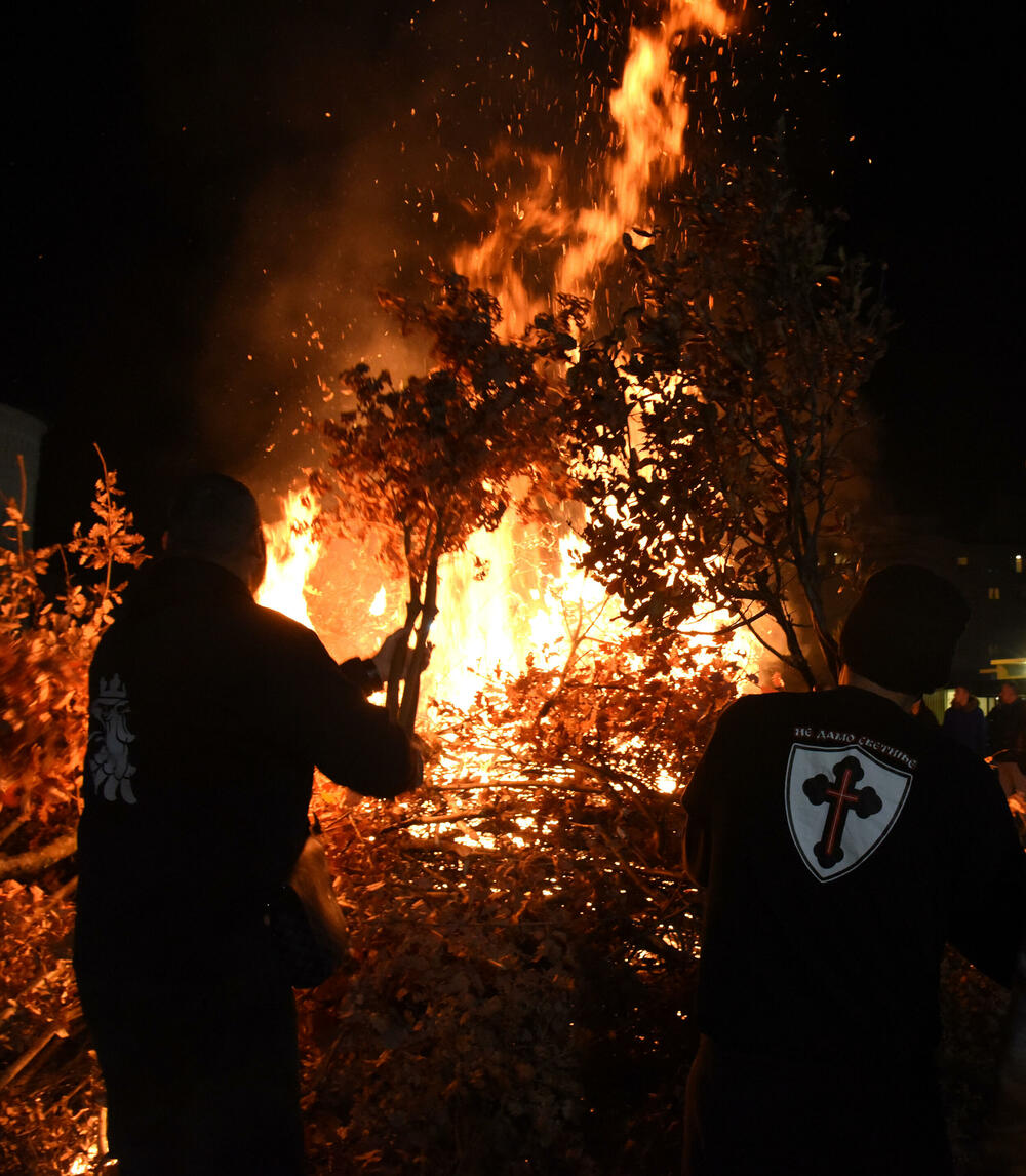 <p>Kako je proteklo današnje nalaganje badnjak ispred hrama Hristovog vaskrsenja u Podgorici možete vidjeti u galerijama naših fotoreportera Borisa Pejovića i Luke Zekovića</p>