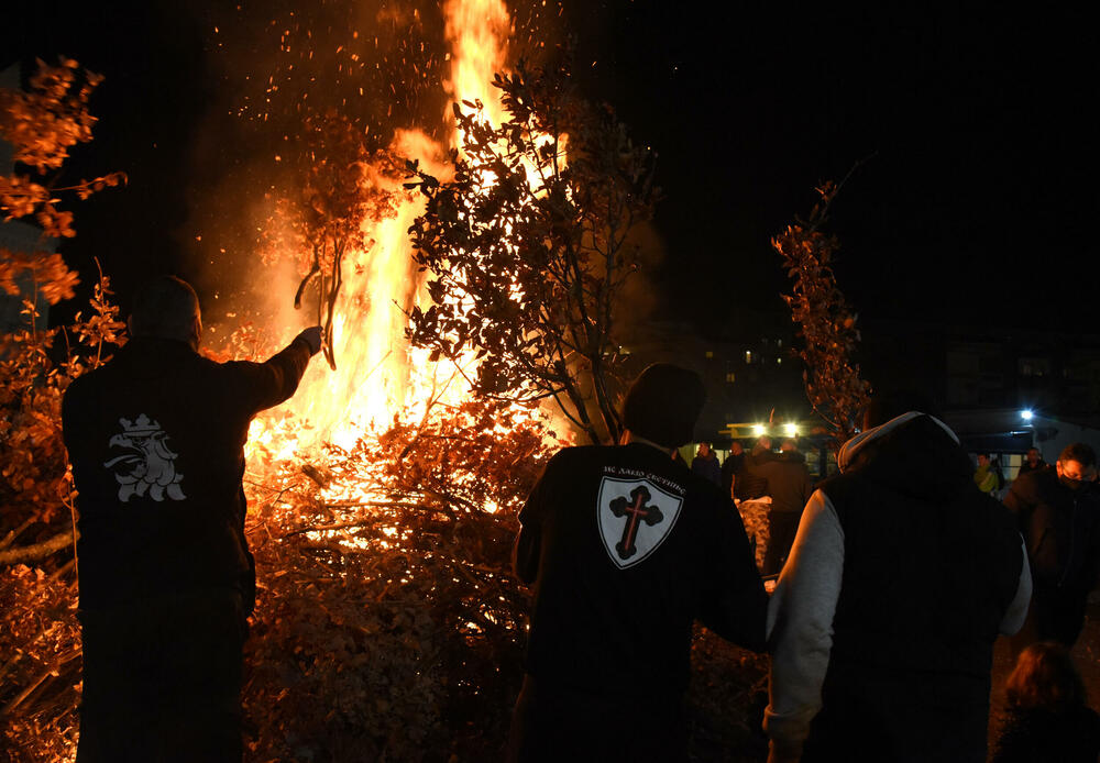 <p>Kako je proteklo današnje nalaganje badnjak ispred hrama Hristovog vaskrsenja u Podgorici možete vidjeti u galerijama naših fotoreportera Borisa Pejovića i Luke Zekovića</p>