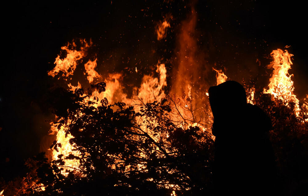 <p>Kako je proteklo današnje nalaganje badnjak ispred hrama Hristovog vaskrsenja u Podgorici možete vidjeti u galerijama naših fotoreportera Borisa Pejovića i Luke Zekovića</p>