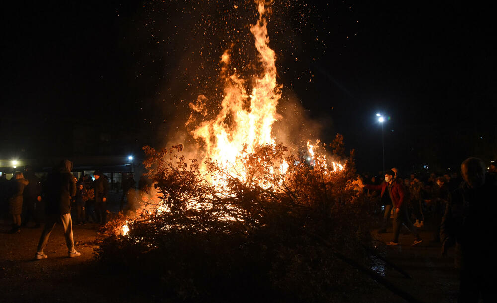 <p>Kako je proteklo današnje nalaganje badnjak ispred hrama Hristovog vaskrsenja u Podgorici možete vidjeti u galerijama naših fotoreportera Borisa Pejovića i Luke Zekovića</p>