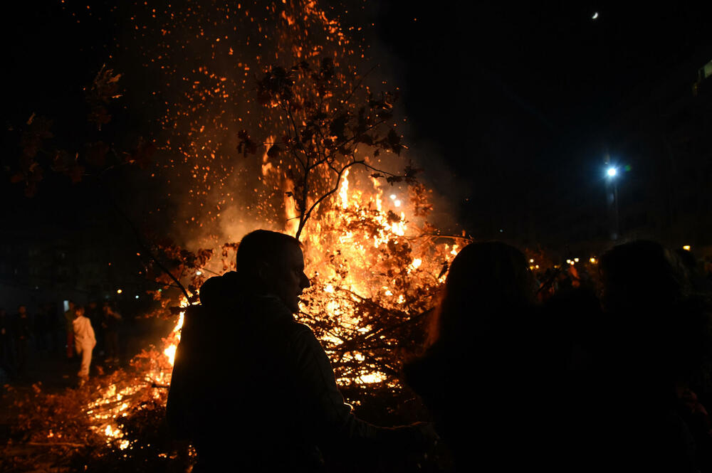 <p>Kako je proteklo današnje nalaganje badnjak ispred hrama Hristovog vaskrsenja u Podgorici možete vidjeti u galerijama naših fotoreportera Borisa Pejovića i Luke Zekovića</p>