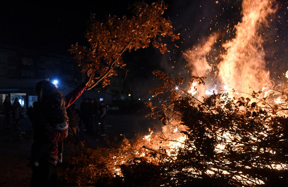 <p>Kako je proteklo današnje nalaganje badnjak ispred hrama Hristovog vaskrsenja u Podgorici možete vidjeti u galerijama naših fotoreportera Borisa Pejovića i Luke Zekovića</p>