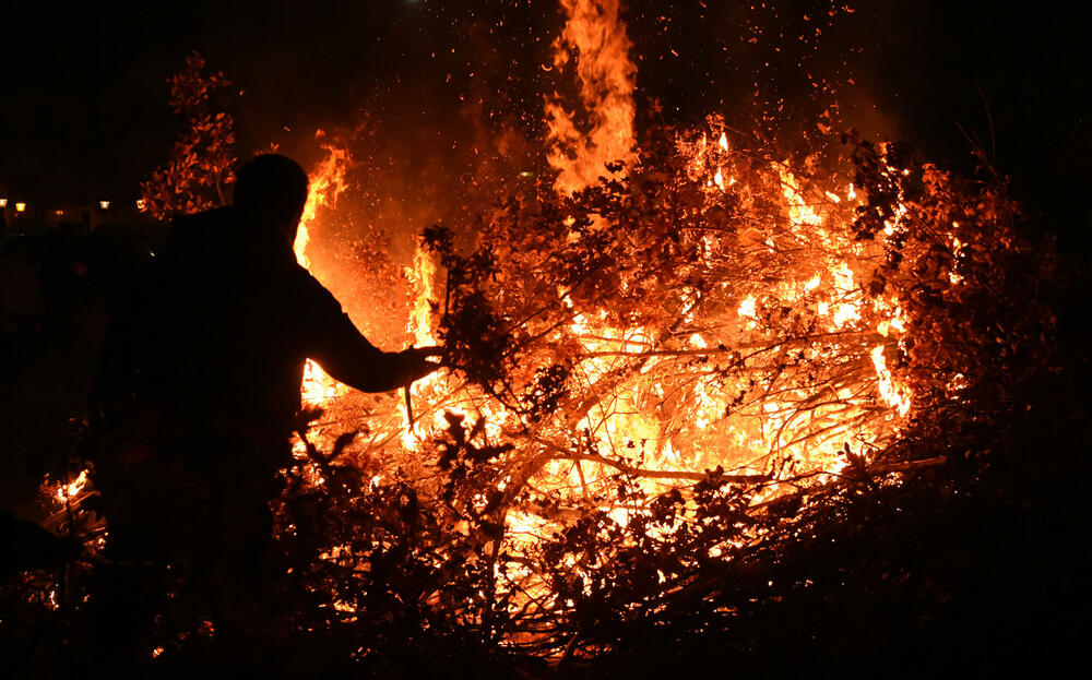 <p>Kako je proteklo današnje nalaganje badnjak ispred hrama Hristovog vaskrsenja u Podgorici možete vidjeti u galerijama naših fotoreportera Borisa Pejovića i Luke Zekovića</p>