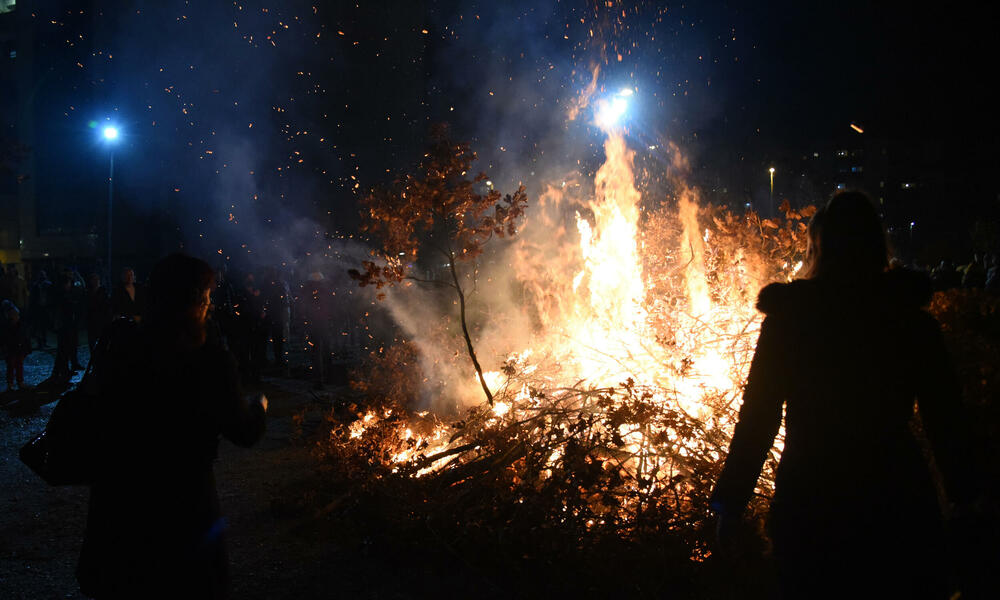 <p>Kako je proteklo današnje nalaganje badnjak ispred hrama Hristovog vaskrsenja u Podgorici možete vidjeti u galerijama naših fotoreportera Borisa Pejovića i Luke Zekovića</p>