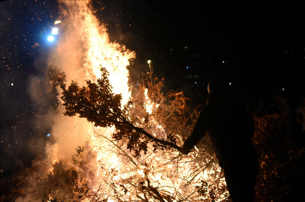 <p>Kako je proteklo današnje nalaganje badnjak ispred hrama Hristovog vaskrsenja u Podgorici možete vidjeti u galerijama naših fotoreportera Borisa Pejovića i Luke Zekovića</p>