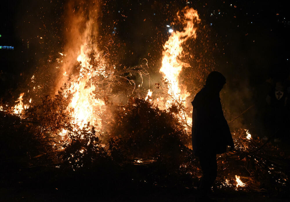 <p>Kako je proteklo današnje nalaganje badnjak ispred hrama Hristovog vaskrsenja u Podgorici možete vidjeti u galerijama naših fotoreportera Borisa Pejovića i Luke Zekovića</p>