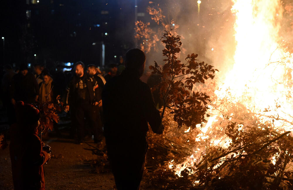 <p>Kako je proteklo današnje nalaganje badnjak ispred hrama Hristovog vaskrsenja u Podgorici možete vidjeti u galerijama naših fotoreportera Borisa Pejovića i Luke Zekovića</p>