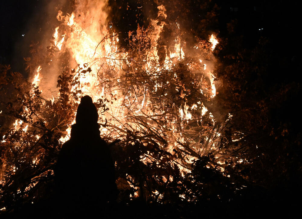 <p>Kako je proteklo današnje nalaganje badnjak ispred hrama Hristovog vaskrsenja u Podgorici možete vidjeti u galerijama naših fotoreportera Borisa Pejovića i Luke Zekovića</p>