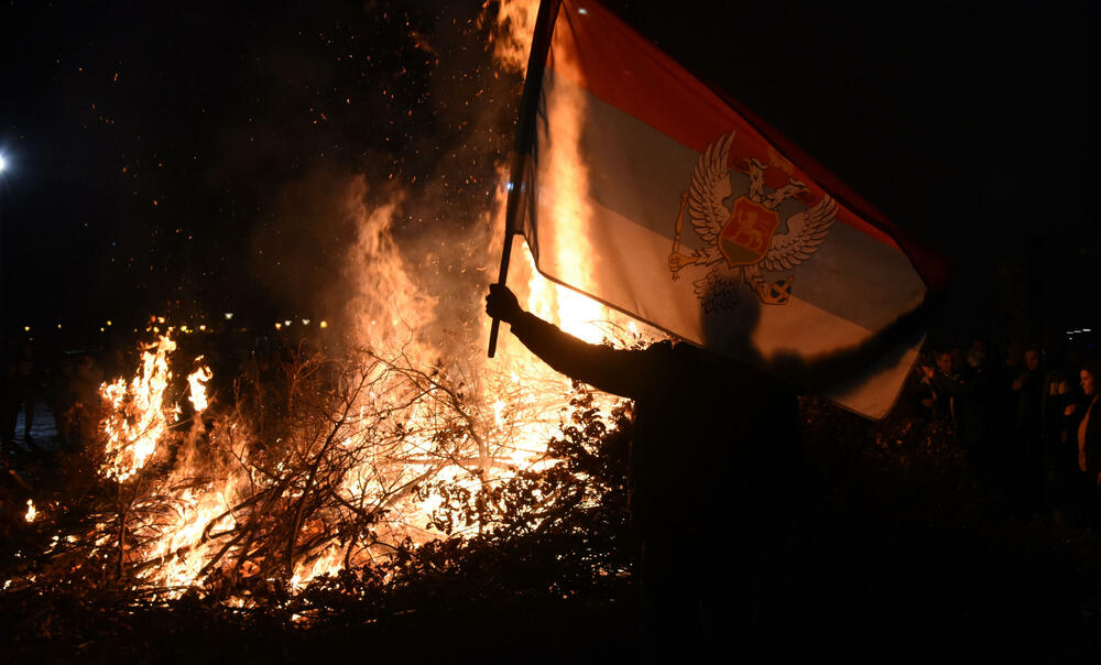 <p>Kako je proteklo današnje nalaganje badnjak ispred hrama Hristovog vaskrsenja u Podgorici možete vidjeti u galerijama naših fotoreportera Borisa Pejovića i Luke Zekovića</p>