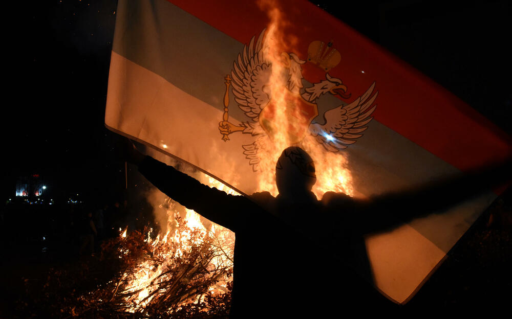 <p>Kako je proteklo današnje nalaganje badnjak ispred hrama Hristovog vaskrsenja u Podgorici možete vidjeti u galerijama naših fotoreportera Borisa Pejovića i Luke Zekovića</p>