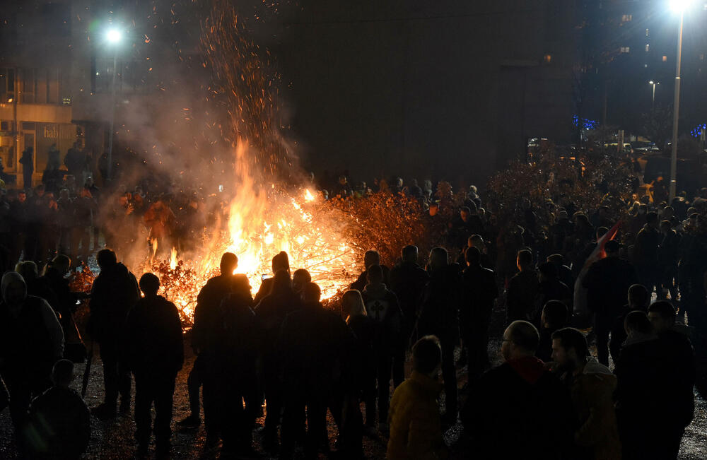 <p>Kako je proteklo današnje nalaganje badnjak ispred hrama Hristovog vaskrsenja u Podgorici možete vidjeti u galerijama naših fotoreportera Borisa Pejovića i Luke Zekovića</p>