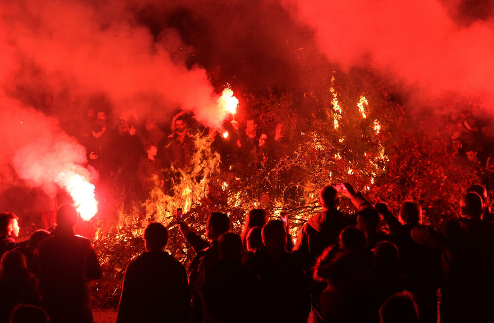 <p>Kako je proteklo današnje nalaganje badnjak ispred hrama Hristovog vaskrsenja u Podgorici možete vidjeti u galerijama naših fotoreportera Borisa Pejovića i Luke Zekovića</p>