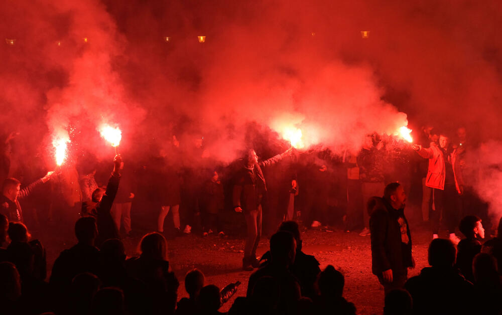 <p>Kako je proteklo današnje nalaganje badnjak ispred hrama Hristovog vaskrsenja u Podgorici možete vidjeti u galerijama naših fotoreportera Borisa Pejovića i Luke Zekovića</p>