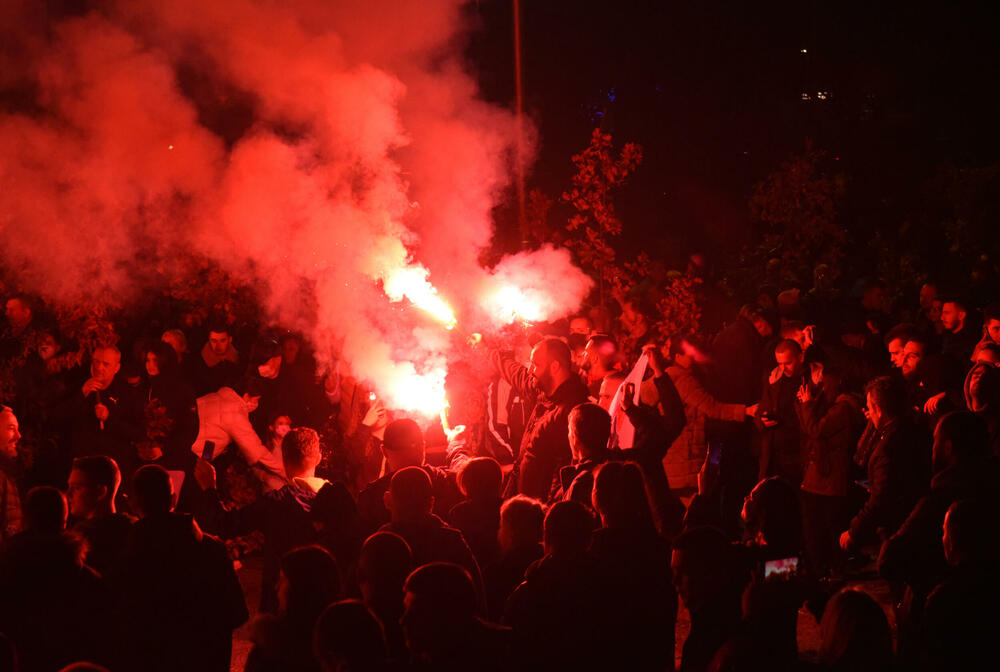 <p>Kako je proteklo današnje nalaganje badnjak ispred hrama Hristovog vaskrsenja u Podgorici možete vidjeti u galerijama naših fotoreportera Borisa Pejovića i Luke Zekovića</p>