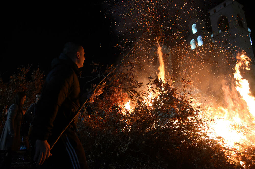 <p>Kako je proteklo današnje nalaganje badnjak ispred hrama Hristovog vaskrsenja u Podgorici možete vidjeti u galerijama naših fotoreportera Borisa Pejovića i Luke Zekovića</p>