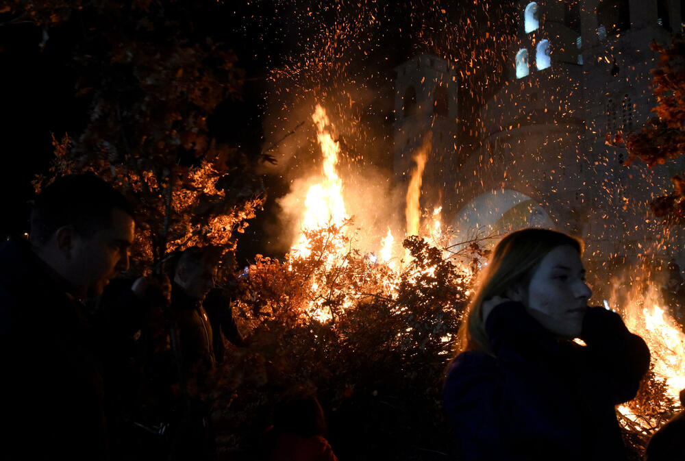 <p>Kako je proteklo današnje nalaganje badnjak ispred hrama Hristovog vaskrsenja u Podgorici možete vidjeti u galerijama naših fotoreportera Borisa Pejovića i Luke Zekovića</p>