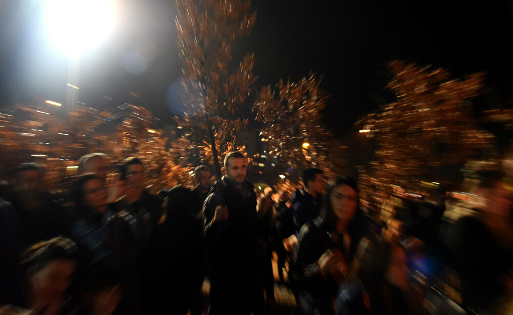 <p>Kako je proteklo današnje nalaganje badnjak ispred hrama Hristovog vaskrsenja u Podgorici možete vidjeti u galerijama naših fotoreportera Borisa Pejovića i Luke Zekovića</p>