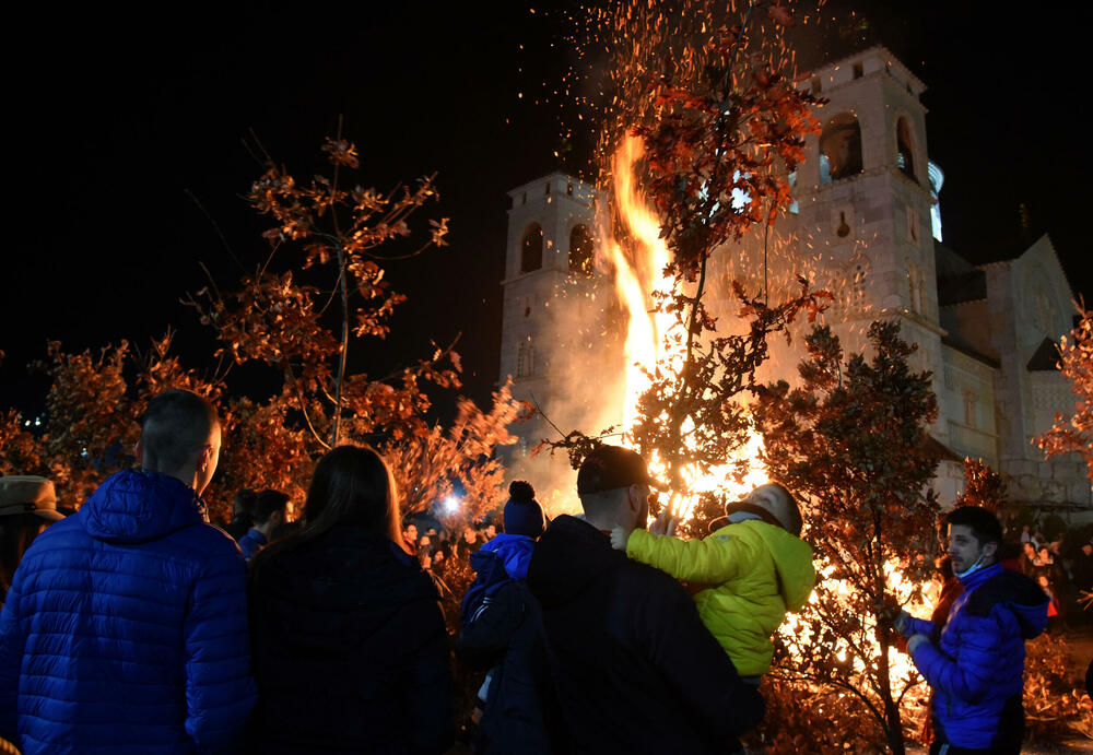 <p>Kako je proteklo današnje nalaganje badnjak ispred hrama Hristovog vaskrsenja u Podgorici možete vidjeti u galerijama naših fotoreportera Borisa Pejovića i Luke Zekovića</p>