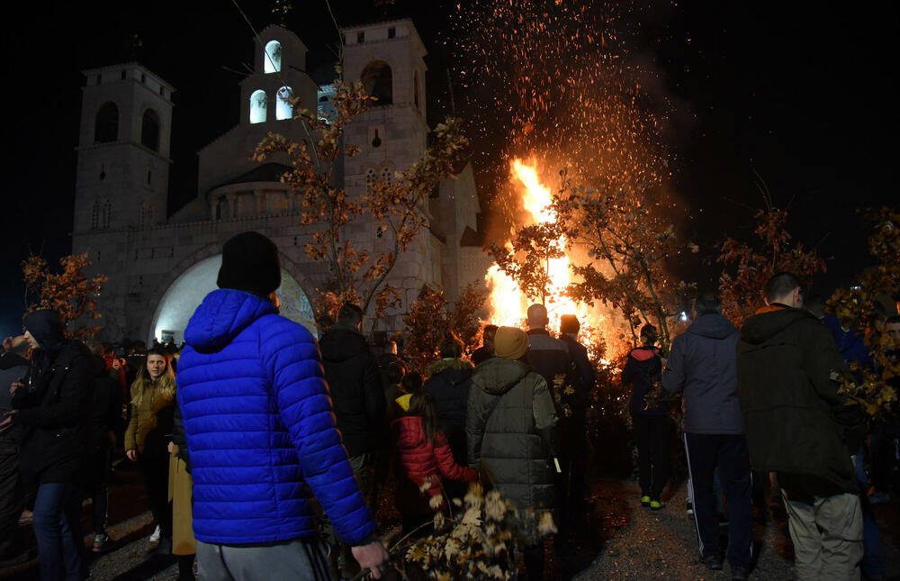 <p>Kako je proteklo današnje nalaganje badnjak ispred hrama Hristovog vaskrsenja u Podgorici možete vidjeti u galerijama naših fotoreportera Borisa Pejovića i Luke Zekovića</p>